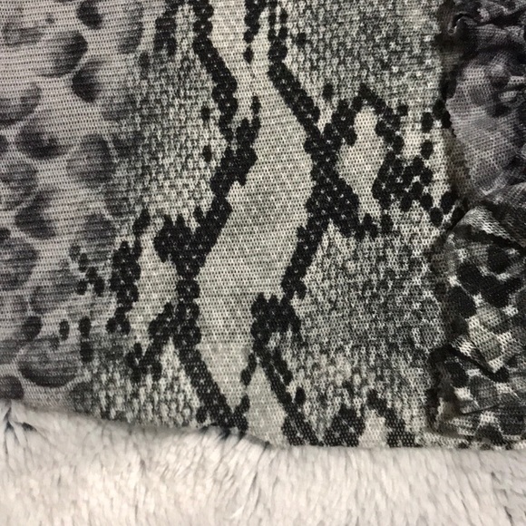 Women’s Pullover Sleeveless Top. EUC. - Picture 2 of 3